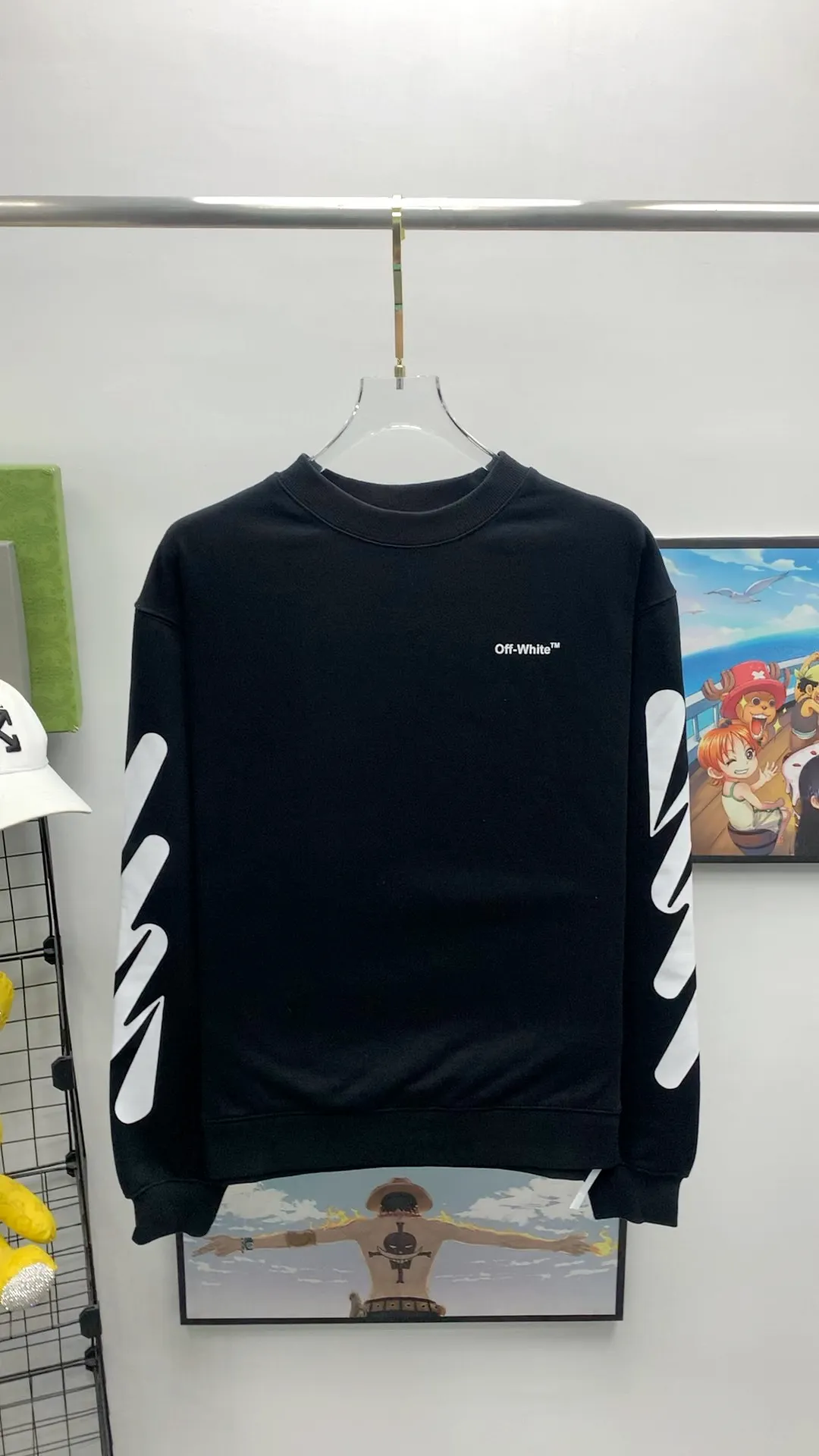 Frontal real-shot video————The top version OFF-WHITE OW black and white graffiti brush wavy pattern zebra crossing ECG men’s and women’s loose T-shirt men’s and women’s same style round neck sweatshirt After the ECG series, the tiger stripe pattern appears again. This may be another simple and luxurious new model after the merger with LV. Awesome black and white color scheme, new artistic derivation of signature elements, and simple fashion style is remarkable. Small dropped shoulders, slightly wide style, suitable for both men and women.  Imported glue technology, extremely strong. 21 brand new washable collar label tags, customized one to one. The fabric is 480g double-ply double-yarn terry fabric, which is full of drape and smooth to the touch. A must-have for fall and winter!  Color: Black Size: XS-L P:360